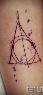 Снимка на татуировка на дари на смърт за статия за значението на дизайна на татуировка - tatufoto.ru - 11