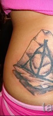 Снимка на татуировка на татуировка на дари на смърт за статия за значението на дизайна на татуировка - tatufoto.ru - 10