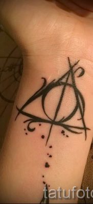 Снимка на татуировка на татуировка на дари на смърт за статия за значението на дизайна на татуировка - tatufoto.ru - 9