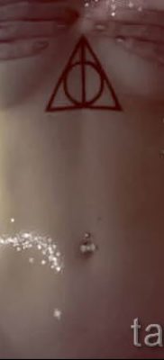 Снимка на татуировка на татуировка на дари на смърт за статия за значението на дизайна на татуировка - tatufoto.ru - 8