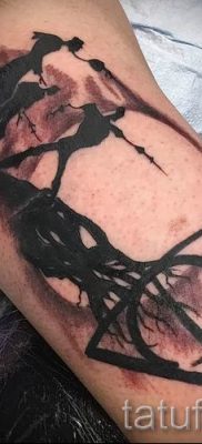 Снимка на татуировка на татуировка на дари на смърт за статия за значението на дизайна на татуировка - tatufoto.ru - 5