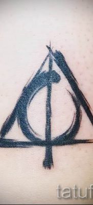 Снимка на татуировка на татуировка на дари на смърт за статия за значението на дизайна на татуировка - tatufoto.ru - 4