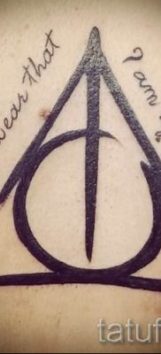 Снимка на татуировка на татуировка на дари на смърт за статия за значението на дизайна на татуировка - tatufoto.ru - 2