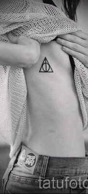 Снимка на татуировка на татуировка на дари на смърт за статия за значението на дизайна на татуировка - tatufoto.ru - 1