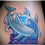 وشم دولفين على شكل موجات