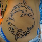 وشم دولفين في نصف دائرة - خيار على الجانب