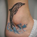 القفز وشم الدلفين - خيار على الساق بالقرب من الكعب