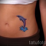 وشم دولفين على اسفل بطن الفتاة