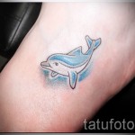 وشم دولفين على أسفل الساق لفتاة