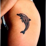 وشم دولفين على الفخذ لفتاة