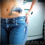 وشم دولفين على بطن فتاة صغيرة نحيفة