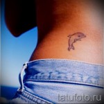 وشم دولفين على ظهر الفتاة