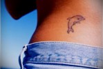 وشم دولفين على ظهر الفتاة