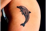 وشم دولفين على الفخذ لفتاة