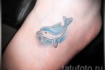 وشم دولفين على أسفل الساق لفتاة