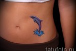 وشم دولفين على اسفل بطن الفتاة