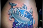 وشم دولفين على شكل موجات