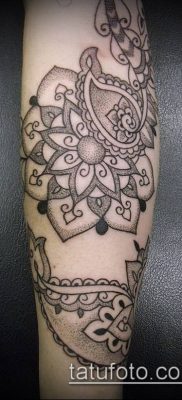 A pontmunka tetoválás # 667 a rajz méltó változata, amely könnyen használható átalakításra és pontvázas tetoválásra a vállán