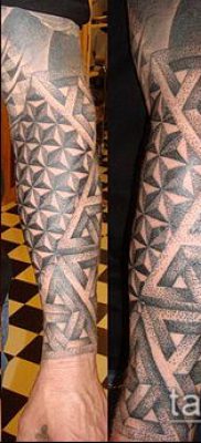 A 385 -ös tetoválás a rajz méltó változata, amely könnyen használható feldolgozásra és alkalmazásra tetoválásként