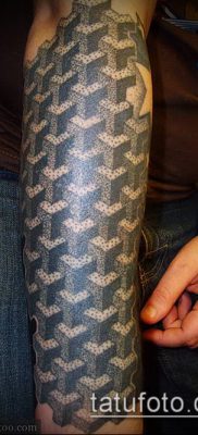 A 152 -es pontmunka tetoválás egy rajz klassz változata, amely jól használható a pontozás feldolgozására és tetoválásként történő alkalmazására egy lányra