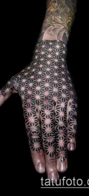 A pontmunka tetoválás # 272 a minta érdekes változata, amely könnyen használható a pontozás feldolgozására és alkalmazására egy lánynál tetoválásként