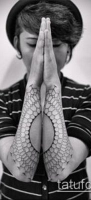 A pontmunka tetoválás # 792 a rajz érdekes változata, amely könnyen használható változtatásra és rajzolásra, mint egy pontmunka tetoválás a karon