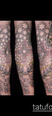 A dotwork tetoválás # 871 a rajz méltó változata, amely sikeresen használható a pontozás véglegesítésére és tetoválásként történő alkalmazására egy lányra