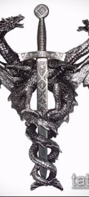 Fotó egy sárkányról és egy kard tetoválásról (tetoválás) (jelentése) - példa rajz - 003