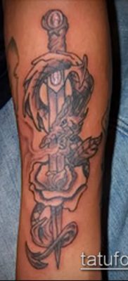 Fotó egy sárkányról és egy kard tetoválásról (tetoválás) (jelentése) - példa rajz - 009