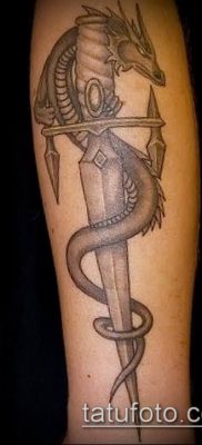 Fotó egy sárkányról és egy kard tetoválásról (tetoválás) (jelentése) - példa rajz - 015