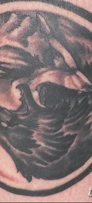 fotó két farkas tetoválásáról 2017. 08. 19 -én №018 - Két farkas tetoválása_