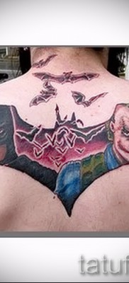 снимка пример за джокер татуировка на гърба с батман