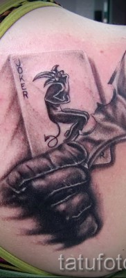 снимка пример за татуировка на жокер на рамото на момиче