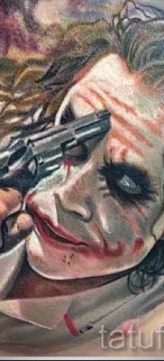снимка пример за татуировка на жокер и пистолет на челото