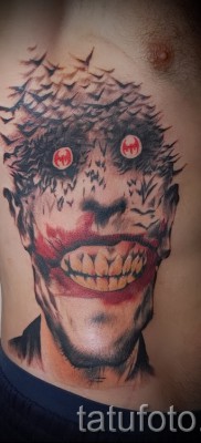 снимка пример татуировка жокер и прилепи - работа върху ребрата на мъж