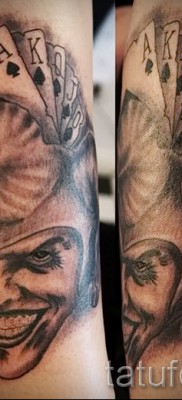 снимка пример за татуировка на жокер и картичка на рамото на мъж