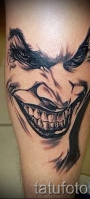 снимка пример за джокер татуировка в долната част на крака