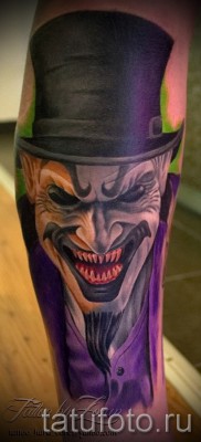снимка пример за джокер татуировка в шапка - татуировка надолу крака за човек