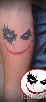 снимка пример за джокер татуировка - усмивка на ръка