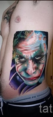 фото пример за татуировка на жокер - голяма татуировка отстрани на мъж