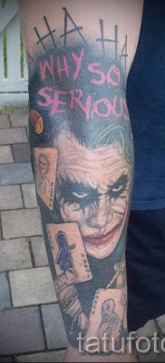 снимка пример за татуировка на жокер и картичка на ръката