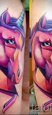 Et eksempel på et foto med en sej enhjørningstatovering til en artikel om betydningen af tatovering 77