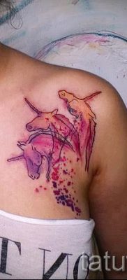 Et eksempel på et foto med en sej enhjørningstatovering til en artikel om betydningen af tatovering 76