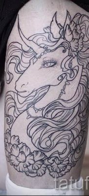 Et eksempel på et foto med en sej enhjørningstatovering til en artikel om betydningen af tatovering 74