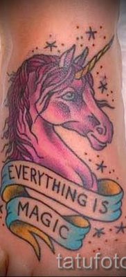 Et eksempel på et foto med en sej enhjørningstatovering til en artikel om betydningen af tatovering 73