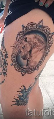 Et eksempel på et foto med en sej enhjørningstatovering til en artikel om betydningen af tatovering 72