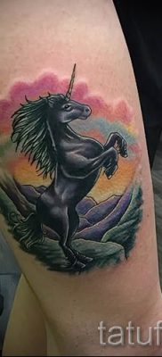 Et eksempel på et foto med en sej enhjørningstatovering til en artikel om betydningen af tatovering 70