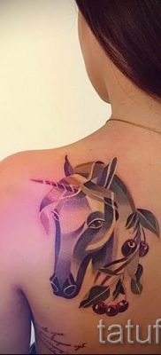 Et eksempel på et foto med en cool enhjørningstatovering til en artikel om betydningen af tatovering 69