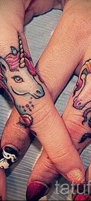 Et eksempel på et foto med en sej enhjørningstatovering til en artikel om betydningen af tatovering 68