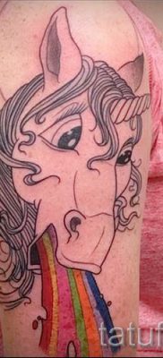 Et eksempel på et foto med en sej enhjørningstatovering til en artikel om betydningen af tatovering 67